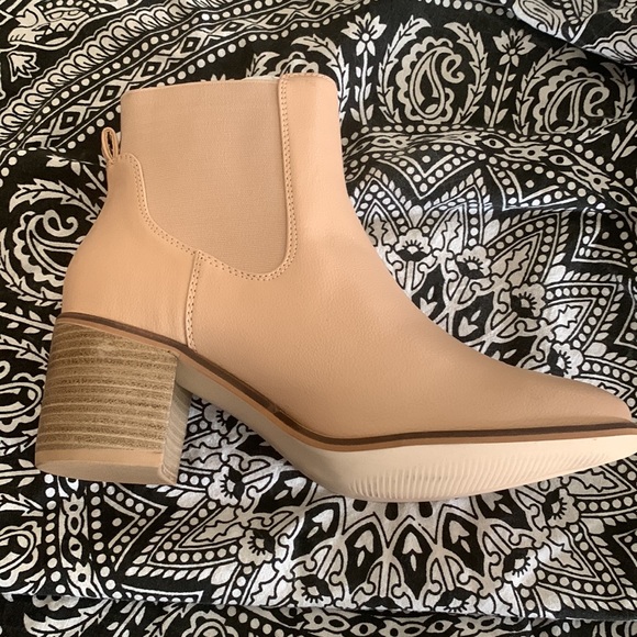 Amazon Essentials Boots - Picture 2 of 9